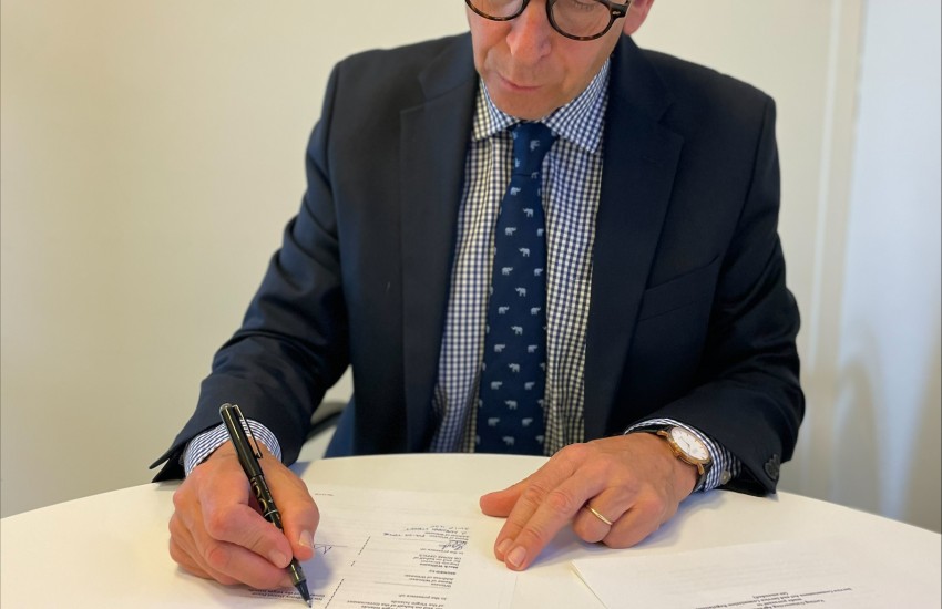 Governor signs vetting agreement